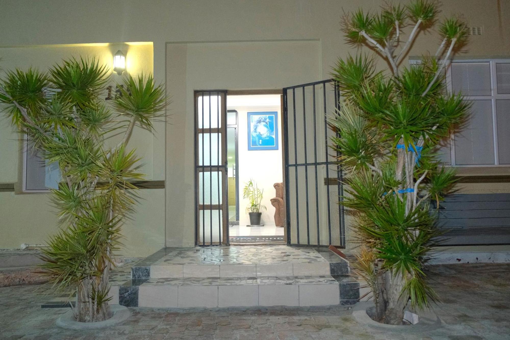 Supa Lodge Parow Bagian luar foto
